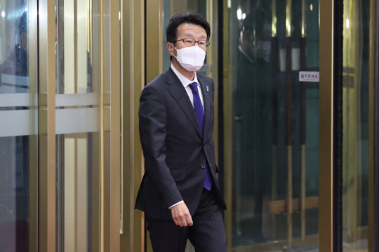 16일 일본이 국가안보전략에 독도 영유권 주장을 담은 것과 관련해 초치된 구마가이 나오키 일본 총괄공사가 정부서울청사 외교부로 들어서고 있다. [연합뉴스]